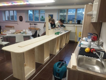 Beim Bau der neuen Theke für den Kinder- und Jugendtreff