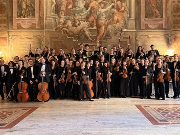 Gruppenfoto des CJD Orchesters mit ihren Instrumenten in Rom