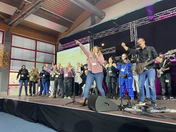 Band und Chor auf der Bühne beim Jugendforum