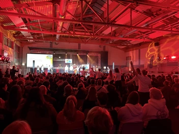 Bild aus der Veranstaltungshalle beim Jugendforum in Gera