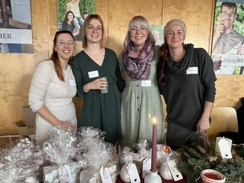 4 Kolleginnen des Werkstatt-Teams beim Weihnachtsbasar