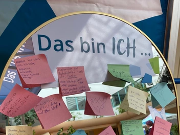 Wer bin ich? Jugendliche habe versucht, auf diese Frage zu antworten.