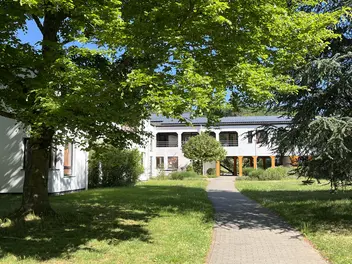 Gebäude mit Photovoltaik im CJD Homburg