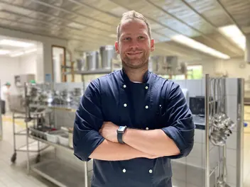 Küchenleiter Dominik Hörig in der Großküche des CJD BBW Gera