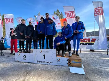 Teilnehmende von Jugend trainiert für Olympia und Paralympics auf dem Siegerpodest. Drei Schüler der CJD Christophorusschule Erfurt stehen auf dem 3. Platz.