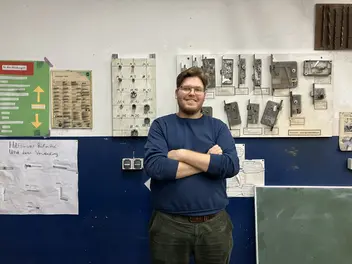 Clemens in der Metallwerkstatt des CJD Berlin-Brandenburg