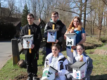 Fünf Jugendliche präsentieren 13 Nistkästen.