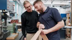 xAusbilder Holz Schreiner_erklären_Berufliche Bildung.png