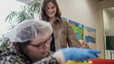 xPraktikant_Heilerziehungspfleger_Pädagoge_lachen_Arbeit und Beschäftigung.jpg