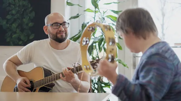 xHeilerziehungspfleger_Werkstattpädagoge_rasseln_WfbM_Wohnen und Begleiten.jpg