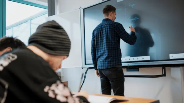 xLehrer_Tafel_Schulische Bildung.png