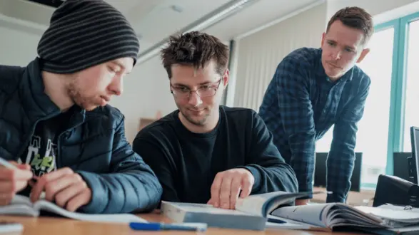 xLehrer_erklären_Schulische Bildung.png