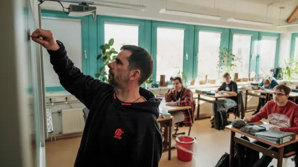 xLehrer_schreiben_Schulische Bildung.png