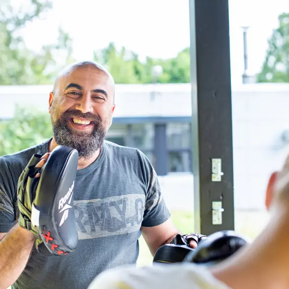 Trainer des CJD mit Handpratzen beim Training