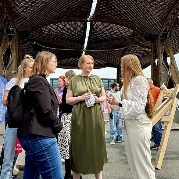 CJD-Vorständin Petra Densborn trifft Noch-Bundesfamilienministerin Lisa Paus auf dem 39. Deutschen Evangelischen Kirchentag in Hannover