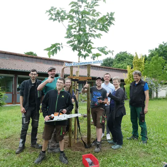 Gruppenbild vom Team BBW beim Pflanzen neuer klimaresistenter Bäume