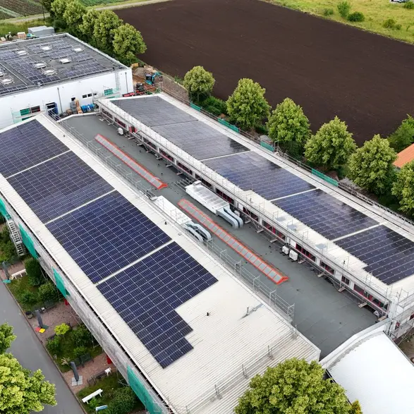 Draufsicht auf das Dach der Erfurter Werkstätten mit der neuen Solaranlage.