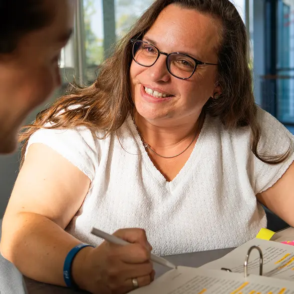 Angebotsleiterin Claudia Handschack in einem Beratungsgespräch.