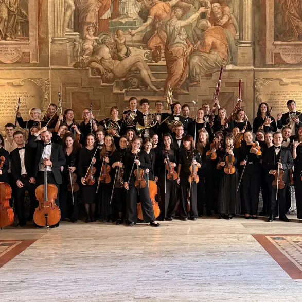 Gruppenfoto des CJD Orchesters mit ihren Instrumenten in Rom