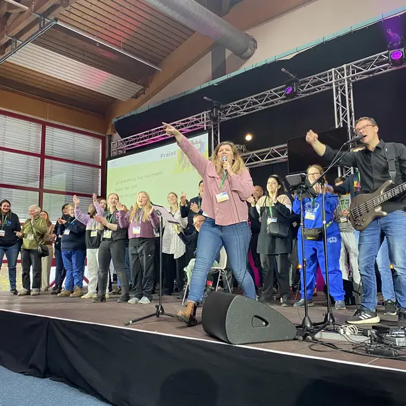 Band und Chor auf der Bühne beim Jugendforum