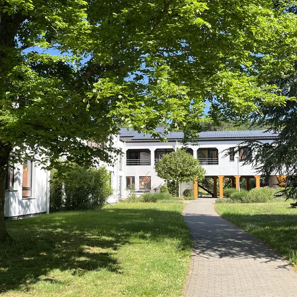 Gebäude mit Photovoltaik im CJD Homburg