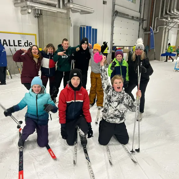 Gruppenfoto von den Schülerinnen und Schüler in der Skihalle