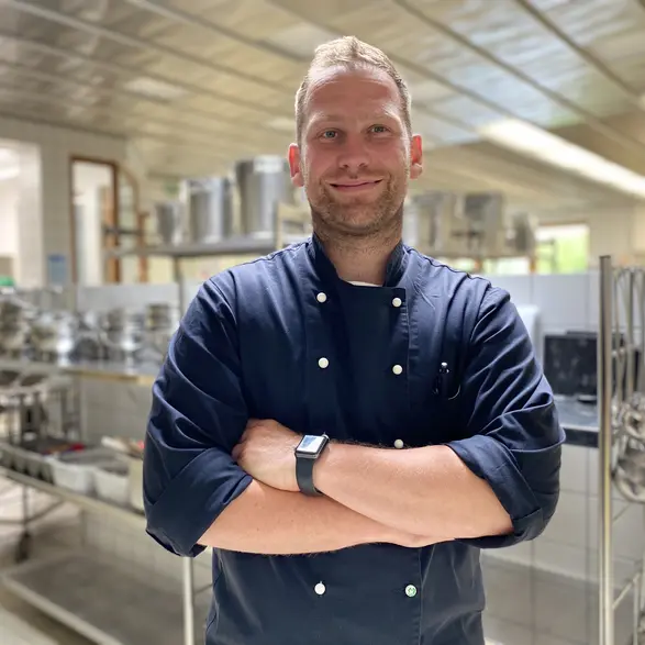 Küchenleiter Dominik Hörig in der Großküche des CJD BBW Gera