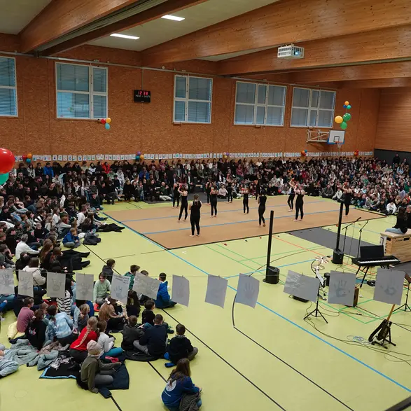 Über 1000 Schülerinnen, Schüler und Lehrkräfte versammeln sich in der Turnhalle der Christophorusschule Oberurff