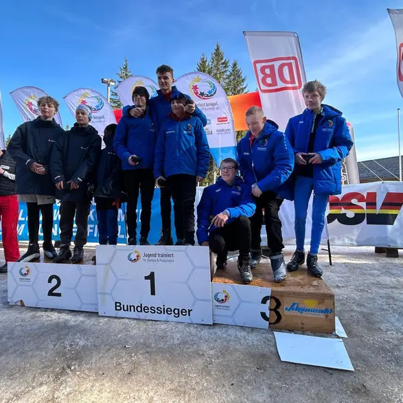 Teilnehmende von Jugend trainiert für Olympia und Paralympics auf dem Siegerpodest. Drei Schüler der CJD Christophorusschule Erfurt stehen auf dem 3. Platz.