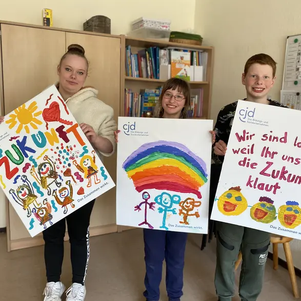 Schülerinnen und Schüler aus der CJD Christophorusschule mit selbst gestalteten Plakaten für die geplante Demonstration.