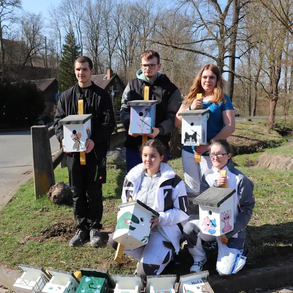 Fünf Jugendliche präsentieren 13 Nistkästen.