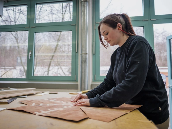 Junge Auszubildende in einer Holzwerkstatt des CJD