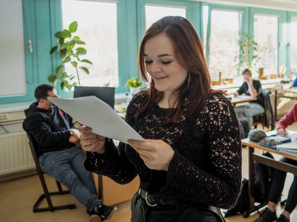 Lehrer und Schüler im Unterricht in einem Klassenzimmer,