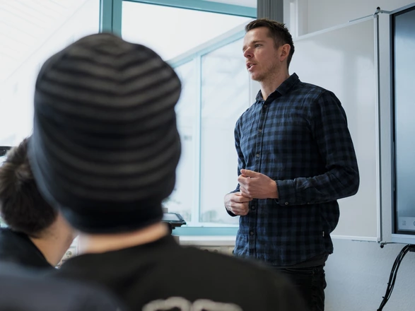 Lehrer in einem Klassenzimmer des CJD im Gespräch mit Schülern