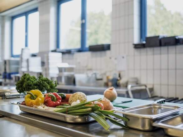 Frisches Gemüse auf Tablett in einer CJD-Küche, gesunde Ernährung und Kochprojekte in der Gemeinschaft.