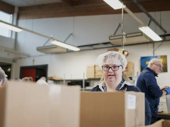 Bild mehrerer arbeitender Personen