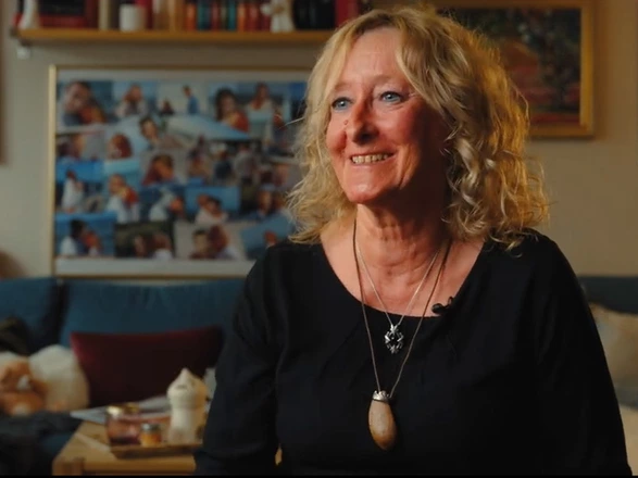 Eine Sozialarbeiterin des CJD namens Sylke lächelt in die Kamera.