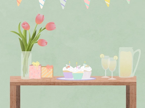 Illustration einer festlich gedeckten Szene: Auf einem Holztisch stehen ein Strauß rosa Tulpen in einer Vase, zwei kleine Geschenke, drei Cupcakes mit Kerzen, ein Krug mit Getränk und zwei Gläser mit Zitronenscheiben. Über dem Tisch hängen bunte Wimpelgirlanden. Der Hintergrund ist hellgrün, die Stimmung wirkt freundlich und feierlich.