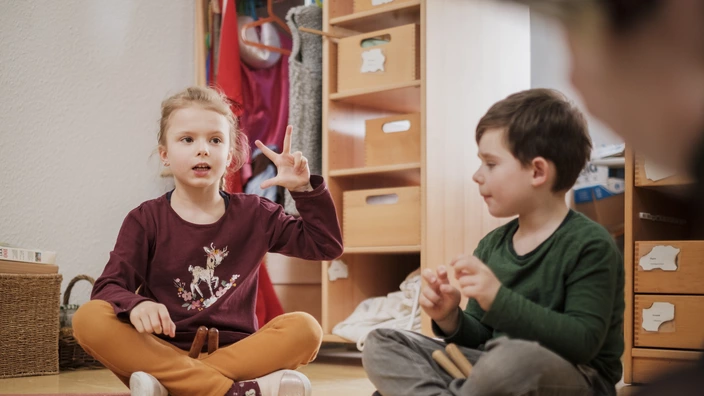 Zwei spielende Kinder in einer CJD Kita
