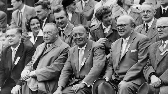 Arnold Dannenmann (1. Reihe, 3. v. l.) neben Konrad Adenauer (1. Reihe, 2. v. l.) beim CJD Bundessportfest 1957.