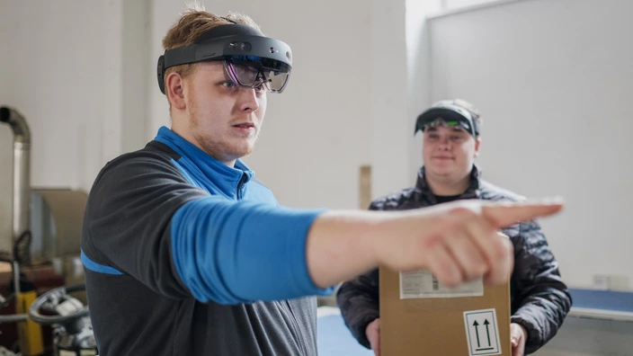 Auszubildende des CJD arbeiten mit VR-Brille