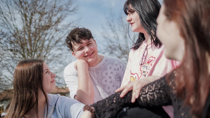 Junge Meschen unterhalten sich fröhlich