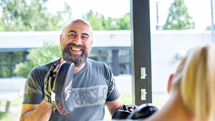 Trainer des CJD mit Handpratzen beim Training