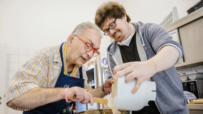 Roland mit einem CJD-Mitarbeiter beim Kochen