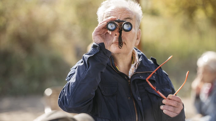 Roland mit einem Fernglas