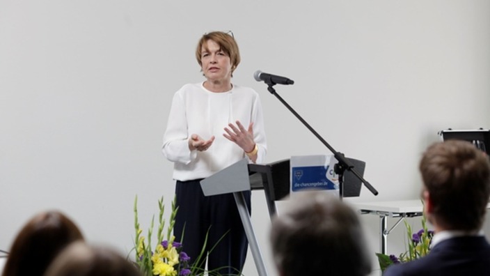 Elke Büdenbender spricht auf einer Bühne zu ihrem Publikum