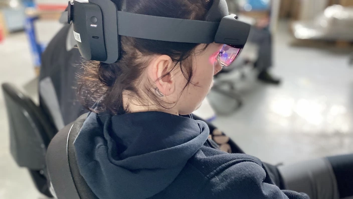 Jugendliche taucht mit ihrer Mixed Reality Brille in neue Welten ein