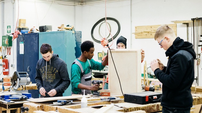Schüler arbeiten in einer Holzwerkstatt