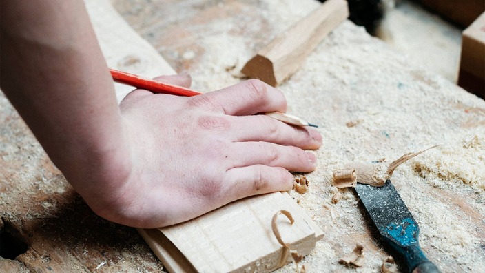 Hand beim Arbeiten mit Holz