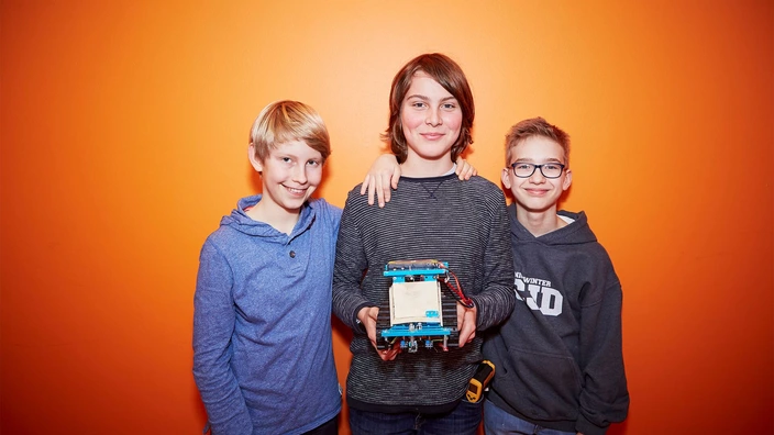 Drei Jugendliche bekommen einen Preis